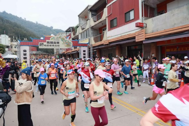 2024马祖北竿硬地超马起跑。（蜂巢行销提供）