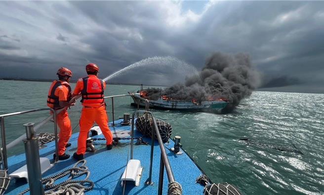 1艘渔船7日上午于新竹外海约1.5海浬处起火燃烧，船上3人跳海求生，海巡人员随即启动射水灭火作业。（海巡署提供／陈育贤新竹传真）