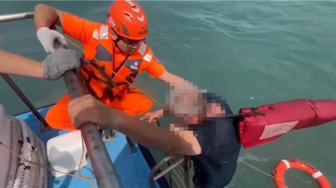 船上3人一度危及跳海求生，所幸都获救。（海巡署提供／陈育贤新竹传真）