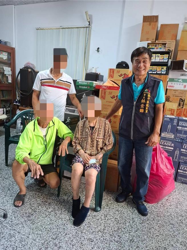 台中市清水區90歲高齡的陳姓老婦，40年前與胞弟因故爭執後便斷絕聯繫，因年事漸高，對唯一在世胞弟思念不已，日前在警方與里長林金鍊幫助下與胞弟團圓。（烏日警分局提供／潘虹恩台中傳真）