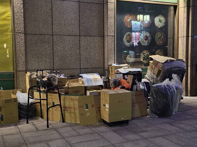 北车街友纸箱筑墙为家，家当多到很惊人。（记者游定刚拍摄）