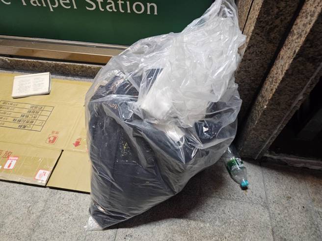 发哥的家当摆在一旁。（记者游定刚拍摄）