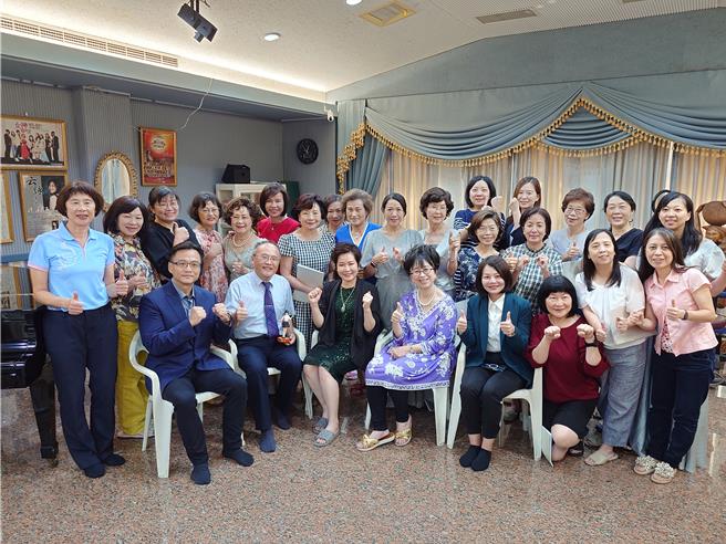 高雄女中欢庆百年校庆，7日宣布举办《璀璨未来》音乐剧，邀请上百名在校师生、毕业校友共同演绎雄女百年歷史。（任义宇摄）