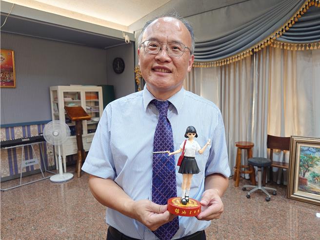 雄女校长介绍郑文仪，趁百年校庆之际推出限量形象公仔，限量仅1000只。（任义宇摄）