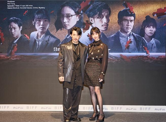 《The Outlaw Doctor 化外之医》主创张钧宁（右）和越南影帝连炳发7日出席釜山国际发布会。（瀚草文创提供）