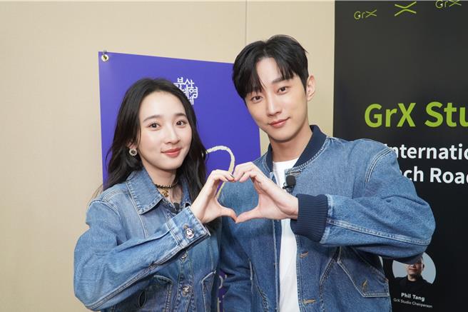 李沐（左）与韩星振永将搭檔演出爱情电影《那张照片里的我们》。（瀚草文创提供）