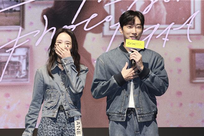 （左）李沐、（右）韩星振永在爱情电影《那张照片里的我们》首次合作，两人首次见面都觉得对方意外活泼。（瀚草文创提供）