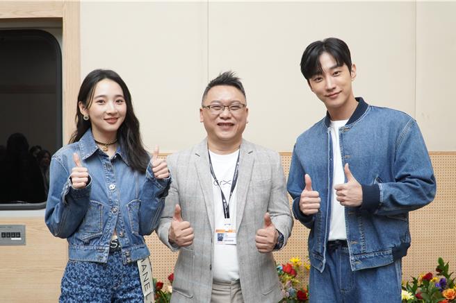 《那张照片里的我们》制作人汤升荣（中）是促成李沐（左）、振永（右）合作的幕后推手。（瀚草文创提供）