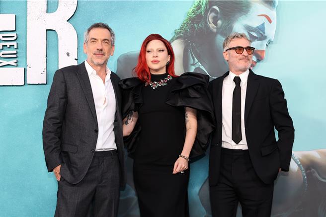 女神卡卡（中）也加入这次续集的拍摄。（图／华纳兄弟提供）