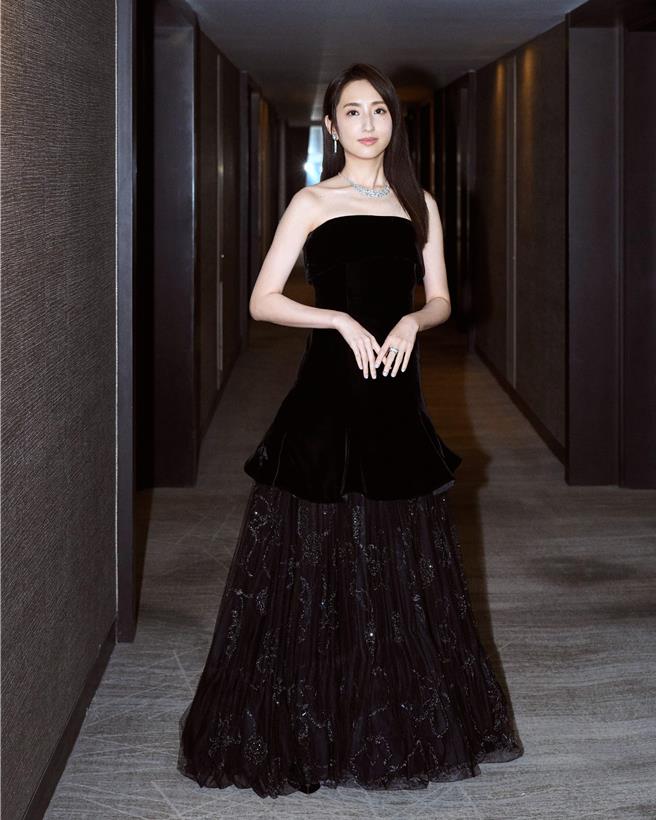 柯佳嬿擔任2024年釜山國際影展的第6屆「亞洲內容暨全球OTT大獎」評審，6日盛裝出席頒獎典禮。（柯佳嬿經紀公司提供）