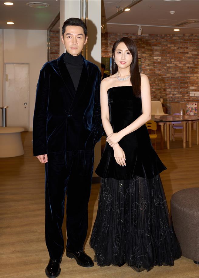 柯佳嬿（右）擔任2024年釜山國際影展的第6屆「亞洲內容暨全球OTT大獎」（ACA ＆ Global OTT Awards）評審，6日與最佳男主角獎得主胡歌合影。（柯佳嬿經紀公司提供）