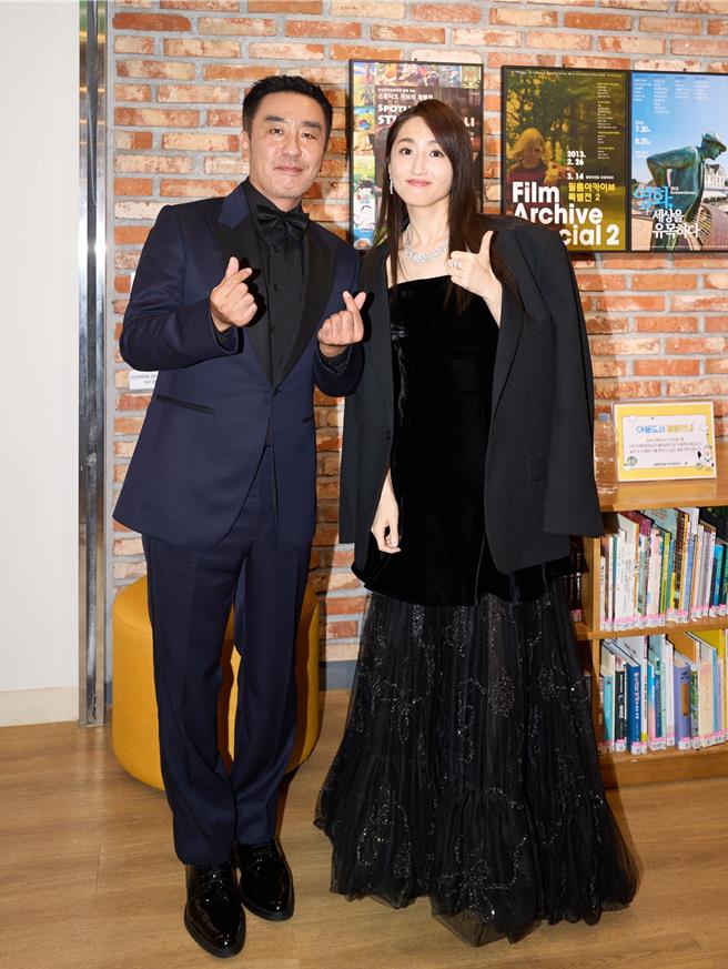 柯佳嬿（右）擔任2024年釜山國際影展的第6屆「亞洲內容暨全球OTT大獎」（ACA ＆ Global OTT Awards）評審，6日與南韓影帝柳承龍合影。（柯佳嬿經紀公司提供）