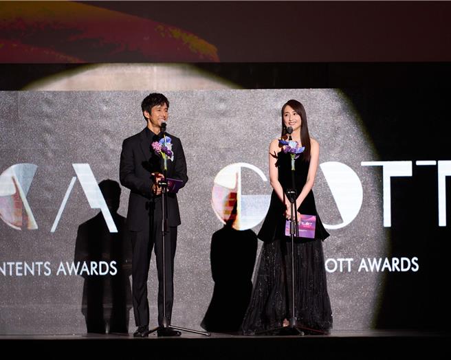 柯佳嬿擔任2024年釜山國際影展的第6屆「亞洲內容暨全球OTT大獎」評審，與西島秀俊共頒典禮大獎。（柯佳嬿經紀公司提供）