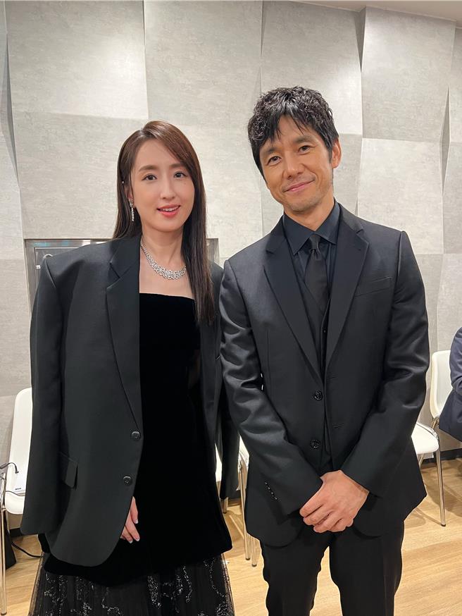 柯佳嬿與西島秀俊共頒典禮大獎並開心合影。（柯佳嬿經紀公司提供）