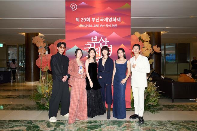 柯佳嬿（左三）擔任2024年釜山國際影展的第6屆「亞洲內容暨全球OTT大獎」（ACA ＆ Global OTT Awards）評審，6日與台灣演員柯震東、李沐、謝盈萱、宋芸樺、林柏宏開心合影。（柯佳嬿經紀公司提供）