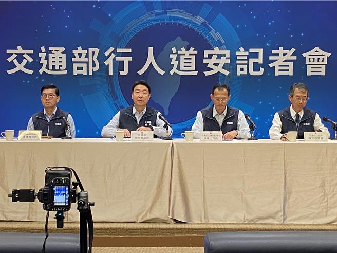 交通部长陈世凯（左2）主持10月份道安记者会。（陈佑诚摄）