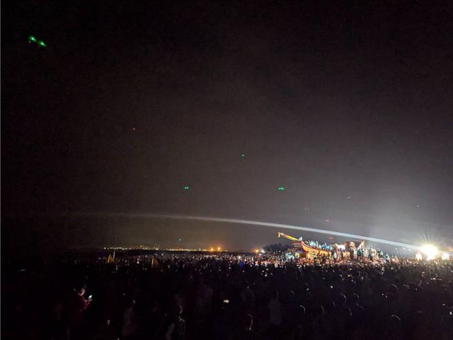 东港东隆宫5日举行烧王船仪式，却遭信徒抱怨天空超过40架「绿光点」无人机横窜，担心有相撞危险。（民眾提供／任义宇高雄传真）