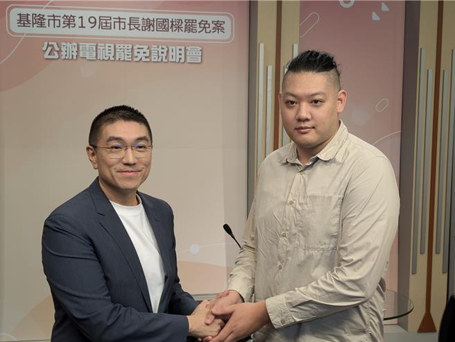 基隆市长谢国梁（左）与罢免案领衔人戴璟安（右）共同出席公办说明会，向基隆市民说明自己的理念。（张志康摄）