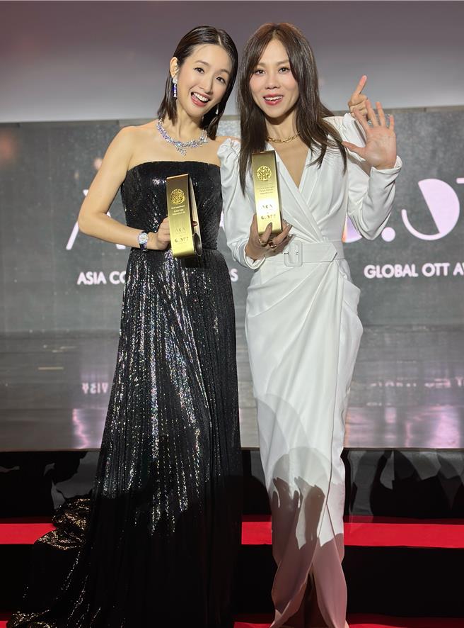林依晨（左）與蔡健雅在2024年釜山國際影展的第6屆「亞洲內容暨全球OTT大獎」分別獲得最佳女主角獎、最佳原創歌曲獎。（公視提供）