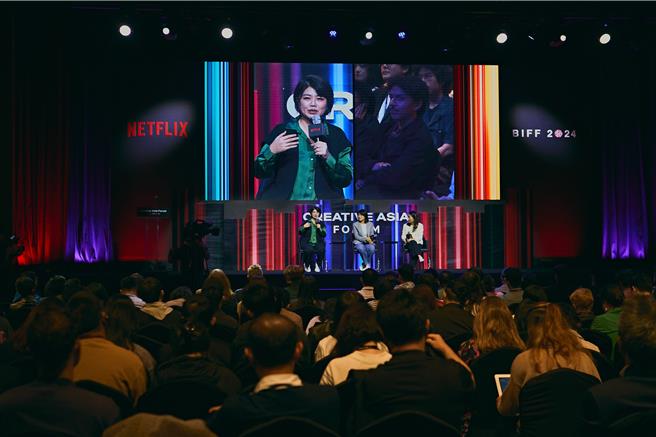 《影后》编导严艺文20岁就演妈，笑称在演艺圈拥有许多「孩子」。（Netflix提供）