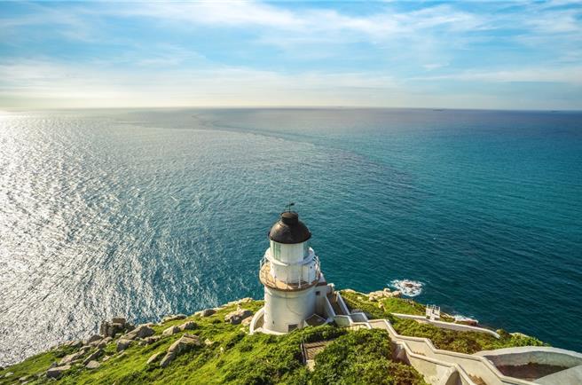 易飞旅游配合包机直航推出多款行程，图为有「小希腊美景」之称的东涌灯塔。（易飞旅游提供）