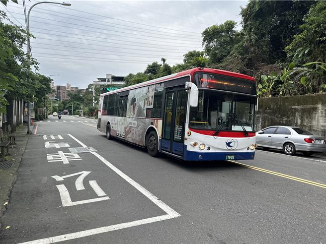 全台公車司機人力不足，業者為留人及注入新血，採取增加津貼或補貼等方式，新北公車公會擬調整運價，並已向交通局提報計畫。（本報資料照片）
