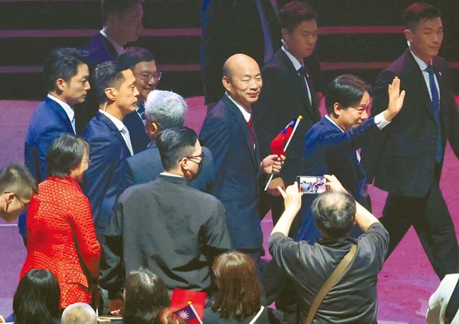 比起赖清德(中右)快闪还提出「祖国论」惹议，外界认为喊出「爱国论」的韩国瑜(中)更像国庆晚会主角。（示意图／资料照）