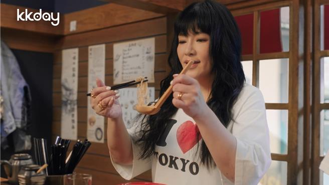 唐綺陽在影片中大啖美食。（KKday提供）