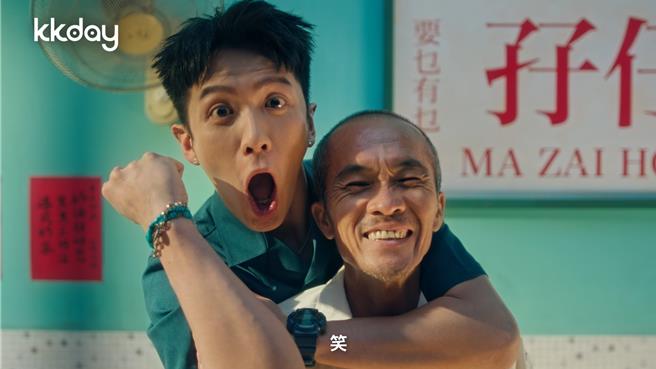 柯震東展現招牌鎖喉功力。（KKday提供）