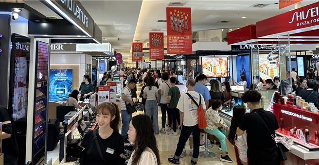 新光三越公布周年庆首四日TOP热销榜，化妆品、家用、男女流行服饰、超市等买气持续发烧。（新光三越提供）