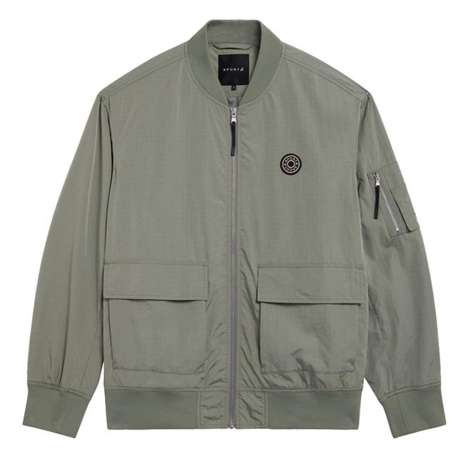 新光三越SPORT.b男仕飞行外套，特价5499元（57折）。（新光三越提供）