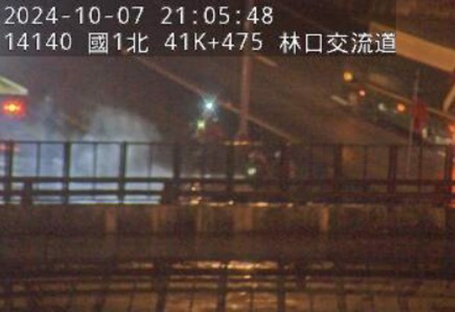 国道一号南下41.7公里处，发生车辆自撞火烧车意外，所幸驾驶没受伤，消防队获报到场将火势扑灭。（翻摄国道1968监视器）