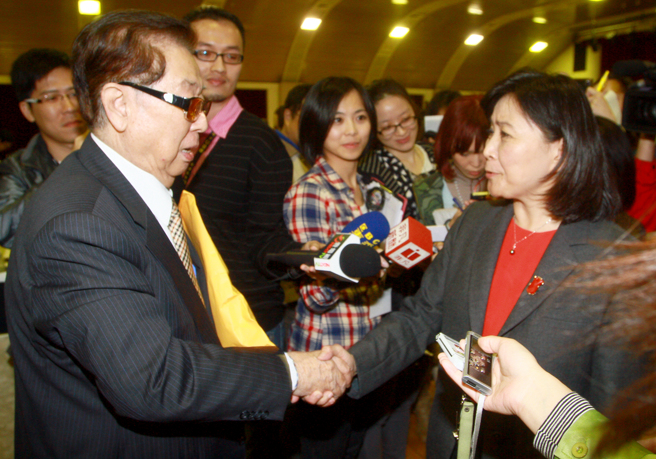 股神「阿土伯」与时任财政部长刘忆如交换意见。（资料照片）