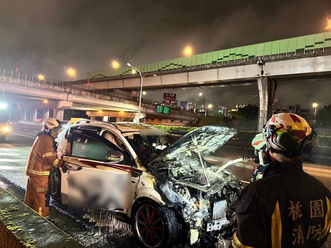 国道一号南下41.7公里处，发生车辆自撞火烧车意外，所幸驾驶没受伤，消防队获报到场将火势扑灭。（翻摄画面）