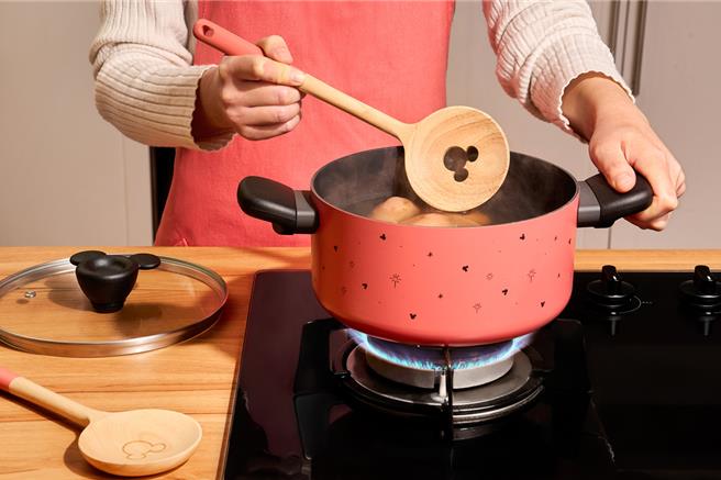 愛買Ｘ美亞迪士尼Earthen廚具系列，最低31折起換購。（愛買提供）