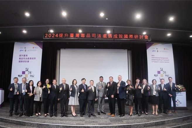 行政院政务委员林明昕（左十）、法务部政务次长徐锡祥（左九）、卫福部政务次长林静仪（左八）、臺湾高等检察署检察长张斗辉（左七）、中国信托反毒教育基金会董事长辜仲谅（右九）、美国缉毒署教育基金会董事Thomas M. Harrigan（右八）及全美毒品法庭专业人士协会（All Rise）执行长Carson Fox（右七），共同参与「2024提升臺湾毒品司法处遇成效国际研讨会」。图／中国信托反毒教育基金会提供