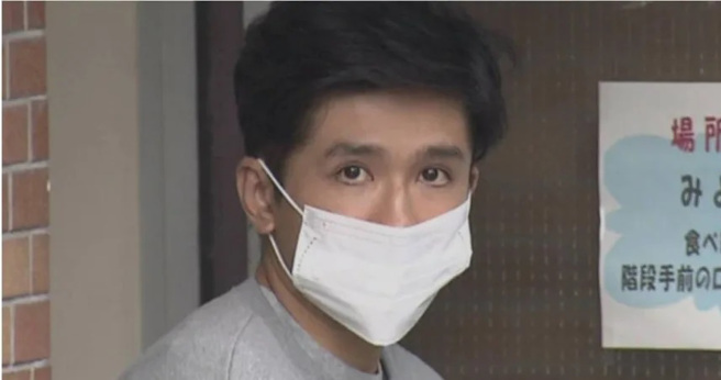 33歲的張偉雄是一名來自中國的建築工人，10月5日搭乘從香港飛往福岡的班機入境，警方早已掌握其行蹤，於機場當場將其逮捕。（圖／翻攝自富士新聞網）