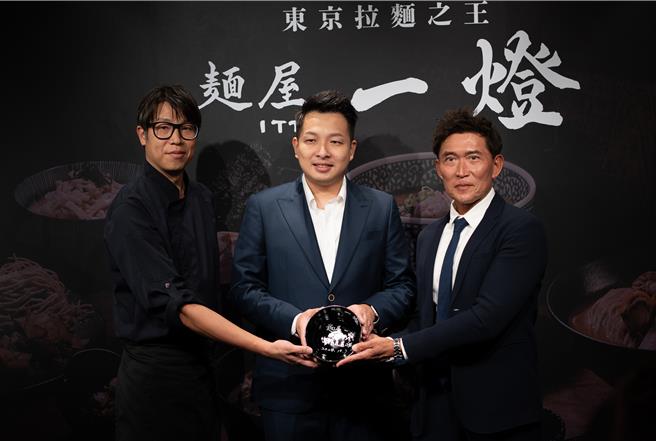 麵屋一灯坂本社长(右)传承麵碗给台湾团队主理人赖三禹(中)及主厨陈之颖(左)。（业者提供）