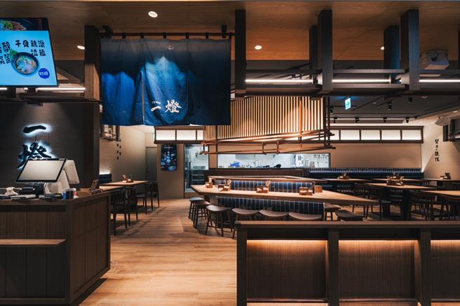麵屋一灯用温敦厚实木头打造宽敞优雅的店面。（业者提供）