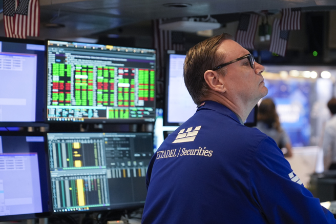 美9月CPI高於預期FED降息充滿不確定性，10日美股四大指數全數下跌。（圖／美聯社）