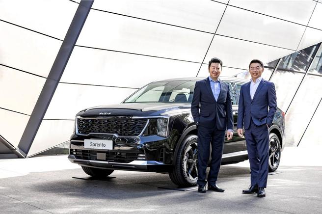 Kia 全新Sorento7日以165.9万起正式上市，Kia总代理台湾森那美起亚董事长刘家辉(左)及台湾森那美起亚总裁李昌益共同揭开序幕。图／业者提供