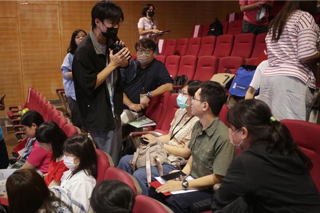 各区阅读教师讨论本学年社群研习期程。（新北市教育局提供）