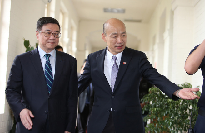 行政院長卓榮泰(左)、立法院長韓國瑜(右)11日將糾集朝野要員吃「和解飯」，引發討論。（示意圖／資料照／姚志平攝）