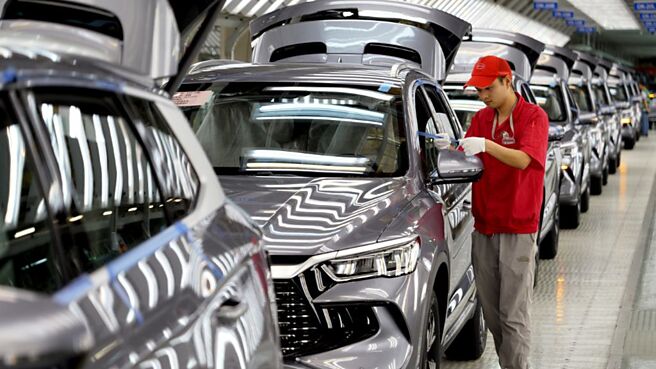 欧盟当地时间4日表决通过对中国电动车加徵关税的提案，引发欧洲汽车制造商的担忧。德国福斯汽车集团首席执行官布鲁莫表示，欧盟应该考虑调整关税措施，与其徵收惩罚性关税，不如推动中企在欧洲投资。图／新华社