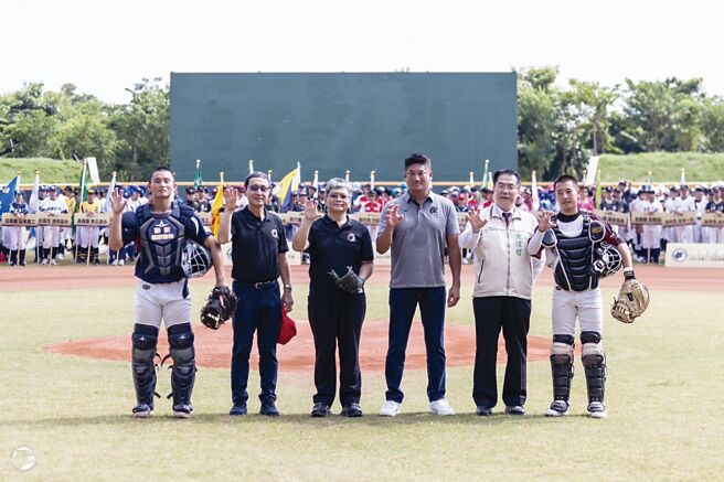 2024年第12屆中信盃黑豹旗6日開打，教育部體育署副署長房瑞文（左三）、台南市市長黃偉哲（右二）、中華棒協理事長辜仲諒（右三）及中信銀行董事長陳佳文（左二）出席開幕典禮，並與平鎮高中捕手江庭毅（左一）、中正預校捕手邱宇睿（右一）一起進行開球儀式。圖／中華棒協提供