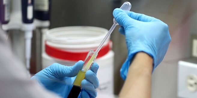 统计1998年以来每逢联准会首次降息前后的生物科技类股表现，通常在前三个月已可看出平均逾4％的明显涨幅，而正式进入降息循环之后，不论在后3个月、后6个月、后12个月，生物科技类股都能缴出亮眼表现。图／美联社