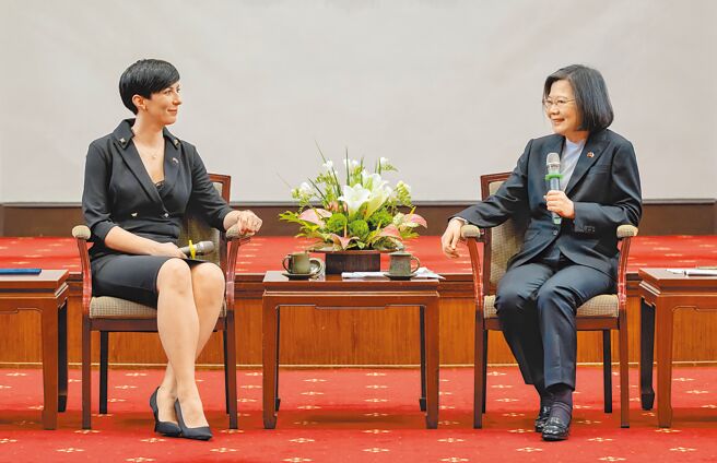 蔡英文将于10月12日出访捷克等欧洲国家，图为2023年3月，时任总统的蔡英文（右）接见捷克眾议院议长艾达莫娃（左）访问团。（总统府提供）