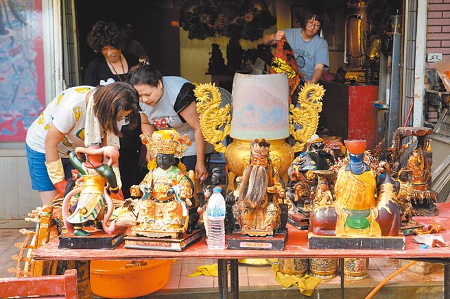 山陀儿颱风4日在北海岸带来强降雨，导致新北市金山、瑞芳地区灾情严重。新北市金山区一间小宫庙6日将神像清洗乾净，放在户外晒太阳。（黄世麒摄）