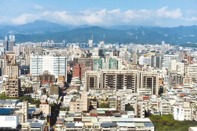 不少网友认为，房仲收取的仲介费太高，成为房价飙涨的推手之一，应修法调降。（示意图／本报资料照片）