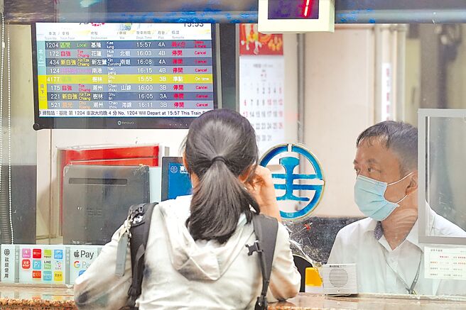 台电本月16日将调涨产业电价，用电大户台铁每年预计增加逾2亿元电费，台铁22日将研议是否调涨。（黄世麒摄）